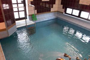 Bazén v ubytovaní Seaside apartments with a swimming pool Okrug Gornji, Ciovo - 11374 alebo v jeho blízkosti