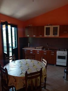 kuchnia ze stołem i kuchenką górny piekarnik w obiekcie Secluded fisherman's cottage Cove Kobiljak, Pasman - 11391 w mieście Pašman