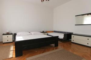Posteľ alebo postele v izbe v ubytovaní Apartments by the sea Pag - 11400