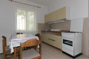 Kuchyňa alebo kuchynka v ubytovaní Apartments by the sea Pag - 11400
