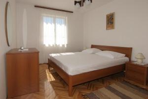 Posteľ alebo postele v izbe v ubytovaní Apartments by the sea Pag - 11400