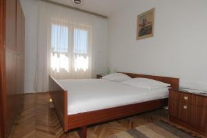 Postel nebo postele na pokoji v ubytování Apartments by the sea Pag - 11400