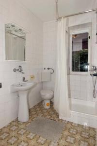 Bathroom sa Apartments by the sea Pag - 11400