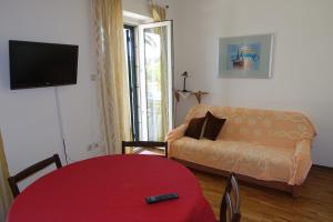 Televízia a/alebo spoločenská miestnosť v ubytovaní Apartments by the sea Podgora, Makarska - 11335