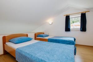 2 camas en una habitación pequeña con ventana en Apartments with a parking space Mastrinka, Ciovo - 11283 en Trogir