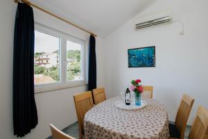 comedor con mesa y ventana en Apartments with a parking space Mastrinka, Ciovo - 11283 en Trogir