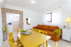 Ruang duduk di Holiday house with a parking space Gornji Tucepi, Makarska - 11370