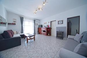 un soggiorno con un divano e un tavolo di Apartments with parking space Postira, Brac - 11168 a Postira (Postire)