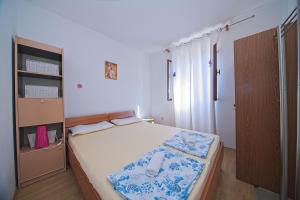 una piccola camera da letto con un letto e un armadio di Apartments with parking space Postira, Brac - 11168 a Postira (Postire)