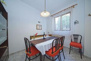 una sala da pranzo con tavolo e sedie di Apartments with parking space Postira, Brac - 11168 a Postira (Postire)