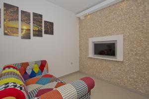 salon z kanapą i telewizorem na ścianie w obiekcie Apartment Zastupac 8761f w mieście Brusje