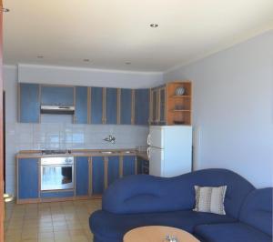 O bucătărie sau chicinetă la Apartments by the sea Tisno, Murter - 11289