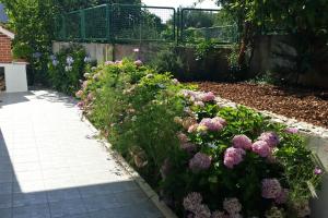 Vonkajšia záhrada v ubytovaní Apartments by the sea Arbanija, Ciovo - 11321