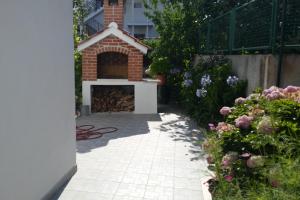 Vonkajšia záhrada v ubytovaní Apartments by the sea Arbanija, Ciovo - 11321
