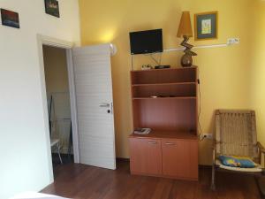 TV a/nebo společenská místnost v ubytování Apartment Vinisce 11075b