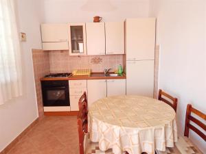 Kuchyňa alebo kuchynka v ubytovaní Apartment Pag 11358e