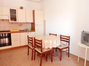 Kuchyňa alebo kuchynka v ubytovaní Apartment Pag 11358e + 18 fotografií