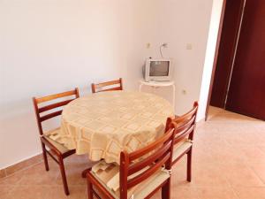 Televízia a/alebo spoločenská miestnosť v ubytovaní Apartment Pag 11358e