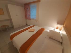 1 dormitorio con 1 cama con 2 toallas en Apartment Gradac 11332a, en Gradac