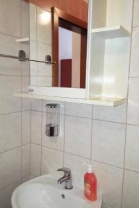 y baño con lavabo blanco y espejo. en Apartment Gradac 11332a, en Gradac