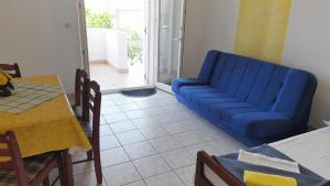 sala de estar con sofá azul y mesa en Apartment Gradac 11332a, en Gradac
