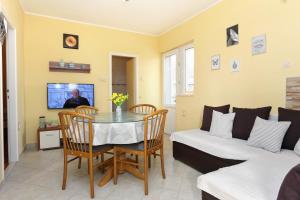 TV a/nebo společenská místnost v ubytování Apartments by the sea Kastel Kambelovac, Kastela - 8679