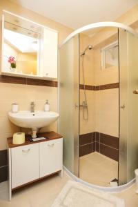 Koupelna v ubytování Apartments by the sea Kastel Kambelovac, Kastela - 8679 + 17 fotografií