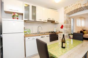 Kuchyň nebo kuchyňský kout v ubytování Apartments by the sea Kastel Kambelovac, Kastela - 8679