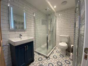 Koupelna v ubytování Charming Cottage mins from Chichester City Centre + 15 fotografií