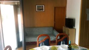 TV a/nebo společenská místnost v ubytování Apartment Lopar 10402a