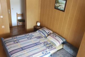 Postel nebo postele na pokoji v ubytování Apartment Lopar 10402a