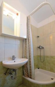 un bagno con lavandino e doccia con specchio di Holiday house with a parking space Kraj, Pasman - 8258 a Tkon (Tuconio) Altre 21 foto