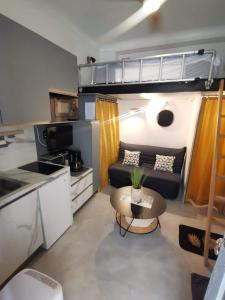 - un petit salon avec un canapé et une table dans l'établissement Studette "La Fourmi" proche centre et plage, à Beaulieu-sur-Mer