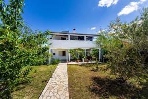 Vonkajšia záhrada v ubytovaní Apartments with a parking space Nin, Zadar - 10414