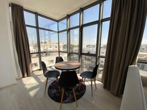 una stanza con tavolo e sedie e una grande finestra di Alya Rooms a Lefkosa Turk