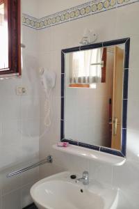 y baño con lavabo y espejo. en Apartment Mali Losinj 10420b en Mali Lošinj