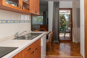 Kuchyň nebo kuchyňský kout v ubytování Apartment Mali Losinj 10420b