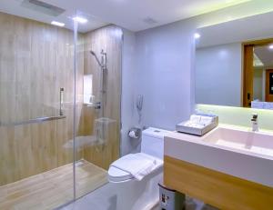Ein Badezimmer in der Unterkunft Phuket Graceland Resort and Spa