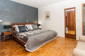 Postel nebo postele na pokoji v ubytování Apartments and rooms by the sea Mali Losinj (Losinj) - 10420