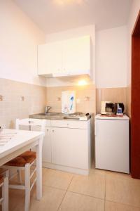 Kuchyň nebo kuchyňský kout v ubytování Apartments with a parking space Orebic, Peljesac - 10423