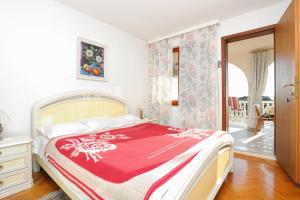 グラダツにあるApartments with a parking space Gradac, Makarska - 6825のベッドルーム1室(ベッド1台、赤と白の毛布付)