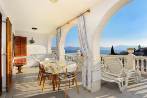 グラダツにあるApartments with a parking space Gradac, Makarska - 6825のバルコニー(テーブル、椅子付) +12枚の写真