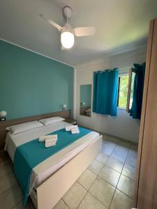 Rúm í herbergi á Hotel dei Bizantini & Villaggio Campo dei Messapi