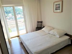 Rúm í herbergi á Apartment Tisno 4295a