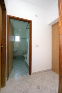 Ένα μπάνιο στο Apartments by the sea Jakisnica, Pag - 10428