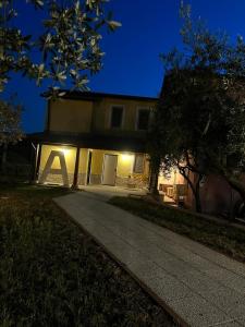 ein Haus mit einer Einfahrt in der Nacht davor in der Unterkunft A casa di Asja in Terni