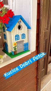 Krupanj的住宿－Kucica Djukanovic Dobri Potok，坐在窗台上的玩具鸟屋