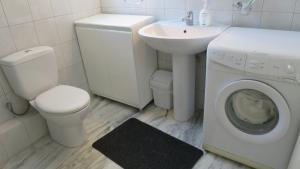 Kúpeľňa v ubytovaní Modern apartment near Acropolis peaceful location. + 1 fotografia