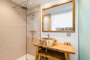 bagno con lavandino e specchio di Outsite Ibiza a Es Cana