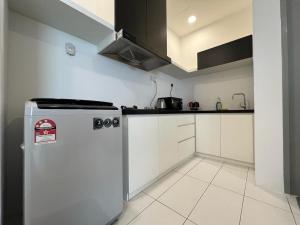Η κουζίνα ή μικρή κουζίνα στο Kuching Tabuan Tranquility TT3 SOHO Apartment P12